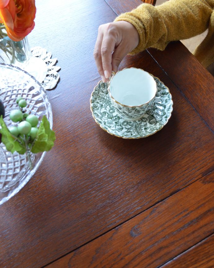 ロイドテーブル　アンティーク家具　イギリスのアンティーク家具、ブルボーズレッグが素敵なドローリーフテーブル（ダイニングテーブル） 。オーク材らしい天板の模様がカッコイイ！白い食器が映えるから、いつもの食事も美しく見えます。(m-567-f)