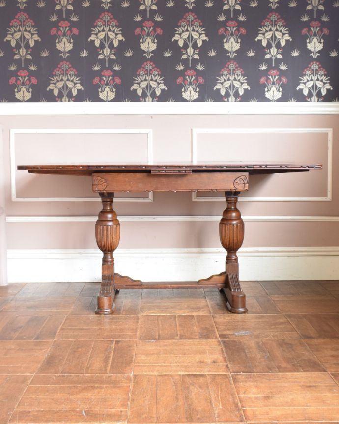 ロイドテーブル　アンティーク家具　イギリスのアンティーク家具、ブルボーズレッグが素敵なドローリーフテーブル（ダイニングテーブル） 。※アンティークは新品ではないので、もちろん経年変化によるキズはありますが、専門の職人が目立たないようキレイにお直しをしているので、後姿までキレイです。(m-567-f)