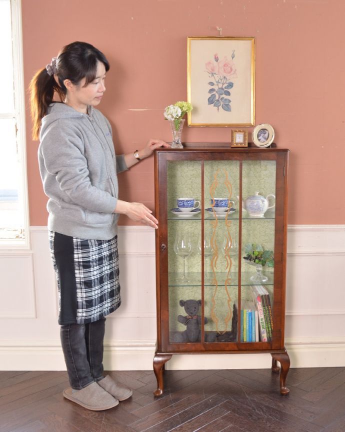 アンティークのキャビネット　アンティーク家具　英国のコンパクトなアンティークガラスキャビネット（飾り棚） 。並べる時間も至福のときになります。(m-570-f)