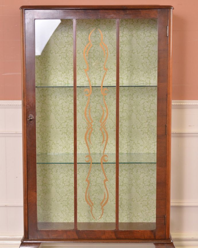 アンティークのキャビネット　アンティーク家具　英国のコンパクトなアンティークガラスキャビネット（飾り棚） 。扉はきちんとお直しをしているのでスムーズに開け閉めができ、出し入れもしやすく使いやすいです。(m-570-f)