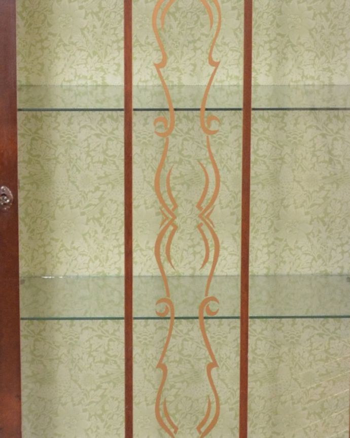 アンティークのキャビネット　アンティーク家具　英国のコンパクトなアンティークガラスキャビネット（飾り棚） 。ガラスもアンティークならでは。(m-570-f)