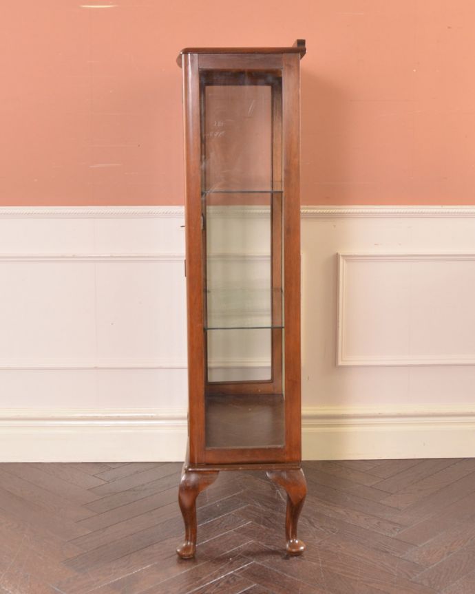 アンティークのキャビネット　アンティーク家具　英国のコンパクトなアンティークガラスキャビネット（飾り棚） 。サイドもガラスなので、どこから見ても美しいです！。(m-570-f)