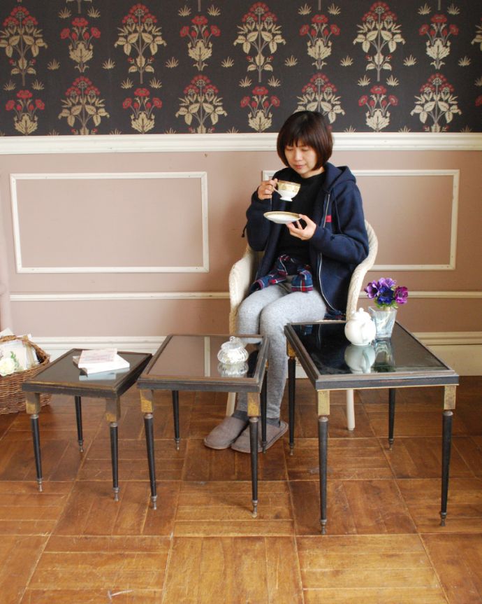 ロイドテーブル　アンティーク家具　ブラックアイアン×真鍮装飾がカッコイイ、英国アンティークネストテーブル（３台セット）。大きさも高さも違う３つのテーブルは用途や場所によって使い分けられるからとっても便利！（モデルの身長は160cmです）。(m-571-f)