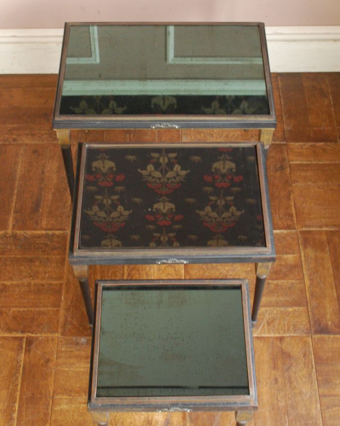 ロイドテーブル　アンティーク家具　ブラックアイアン×真鍮装飾がカッコイイ、英国アンティークネストテーブル（３台セット）。天板はミラートップになっているので、お手入れも楽チンです。(m-571-f)