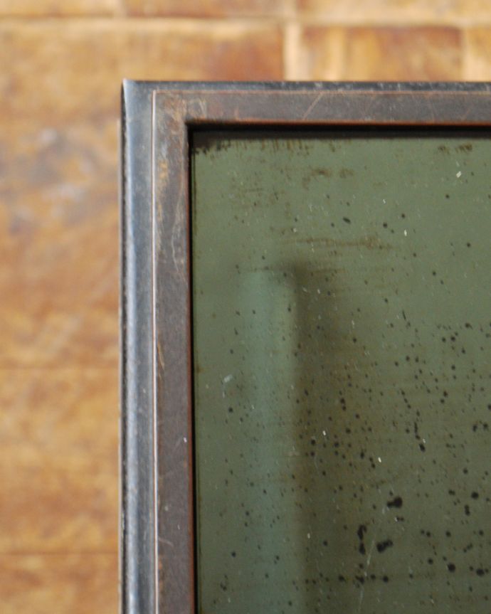 ロイドテーブル　アンティーク家具　ブラックアイアン×真鍮装飾がカッコイイ、英国アンティークネストテーブル（３台セット）。※アンティークは新品ではないので、経年変化によるキズはありますが、専門の職人によって目立たないようにキレイにお直しをしています。(m-571-f)