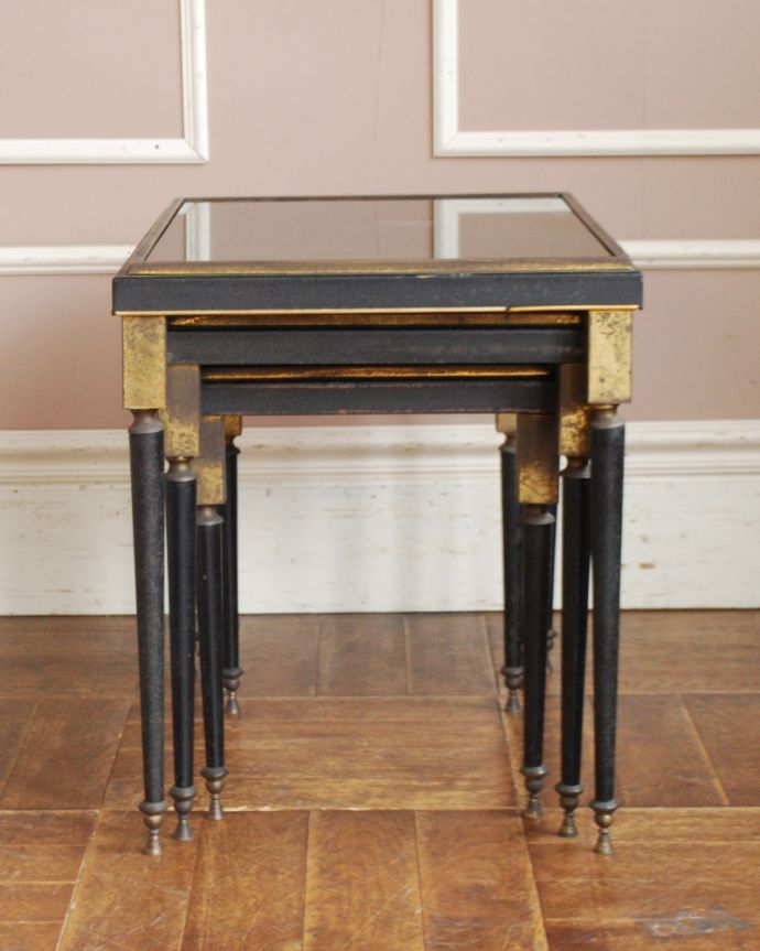 ロイドテーブル　アンティーク家具　ブラックアイアン×真鍮装飾がカッコイイ、英国アンティークネストテーブル（３台セット）。スッキリしまえて、便利。(m-571-f)