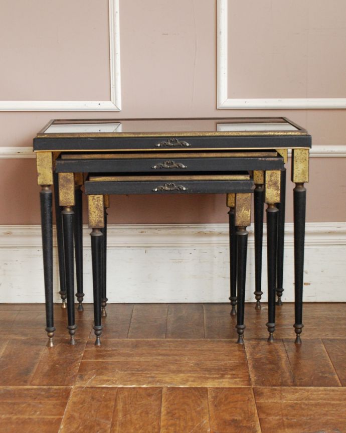 ロイドテーブル　アンティーク家具　ブラックアイアン×真鍮装飾がカッコイイ、英国アンティークネストテーブル（３台セット）。脚にはブラス（真鍮）の装飾が。(m-571-f)