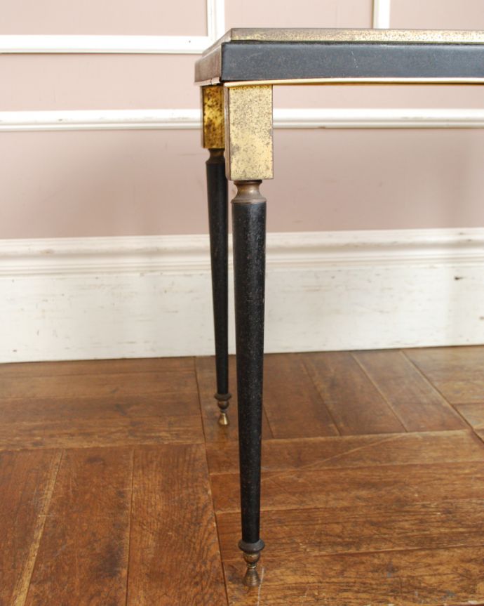 ロイドテーブル　アンティーク家具　ブラックアイアン×真鍮装飾がカッコイイ、英国アンティークネストテーブル（３台セット）。キチンとお直ししてありますので、安定感のある脚です。(m-571-f)