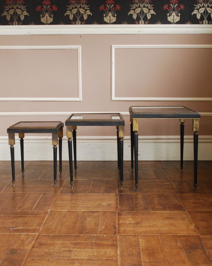 ロイドテーブル　アンティーク家具　ブラックアイアン×真鍮装飾がカッコイイ、英国アンティークネストテーブル（３台セット）。大・中・小サイズのテーブルがセットでお届けします。(m-571-f)