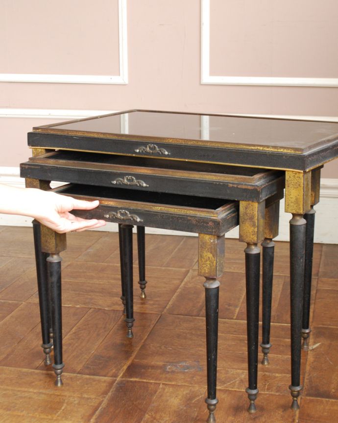 ロイドテーブル　アンティーク家具　ブラックアイアン×真鍮装飾がカッコイイ、英国アンティークネストテーブル（３台セット）。スッキリしまえて、便利。(m-571-f)