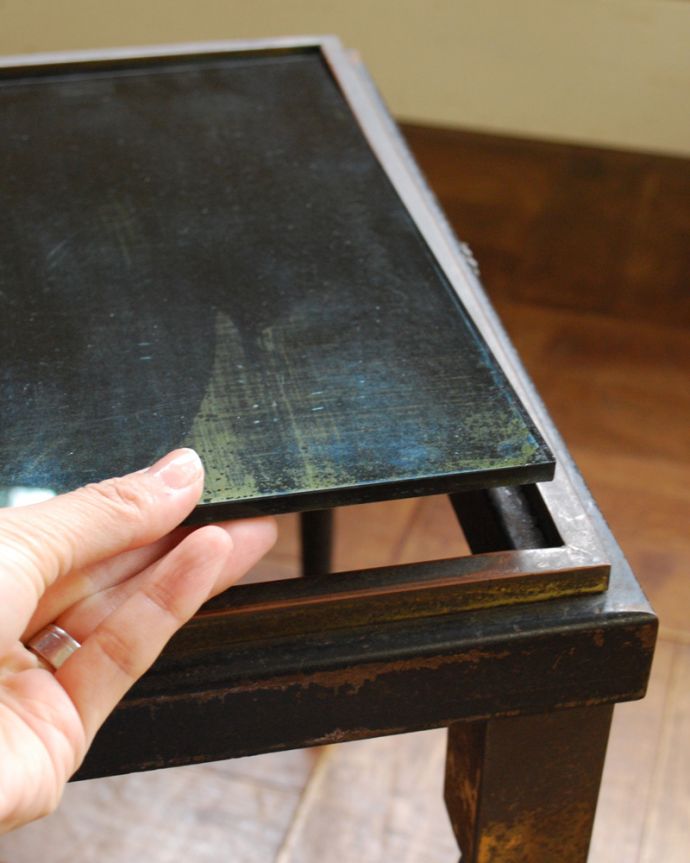 ロイドテーブル　アンティーク家具　ブラックアイアン×真鍮装飾がカッコイイ、英国アンティークネストテーブル（３台セット）。天板は外す事が可能なのでお手入れがラクです。(m-571-f)