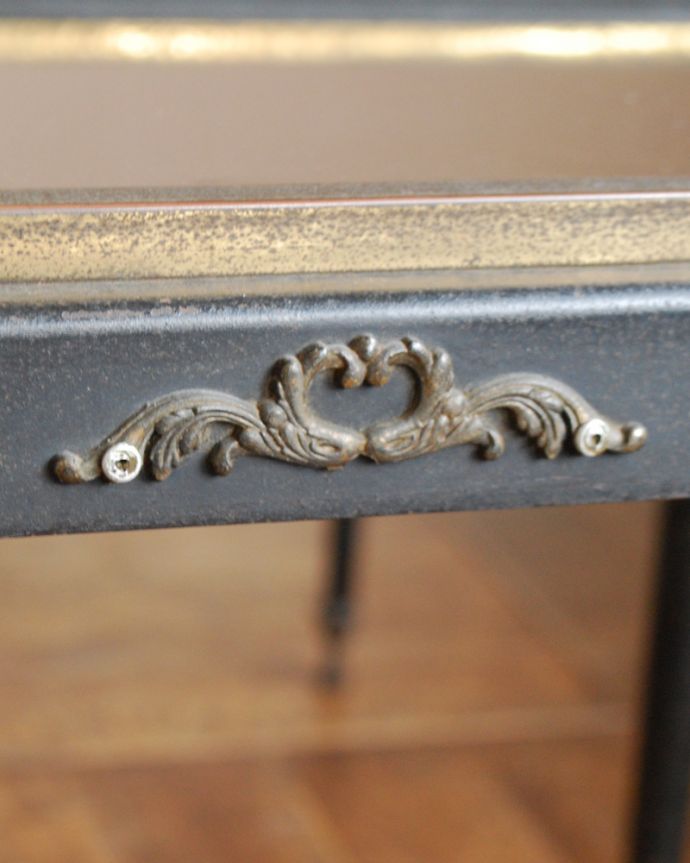 ロイドテーブル　アンティーク家具　ブラックアイアン×真鍮装飾がカッコイイ、英国アンティークネストテーブル（３台セット）。３台のテーブルそれぞれに、エレガントな真鍮の装飾が付いています。(m-571-f)