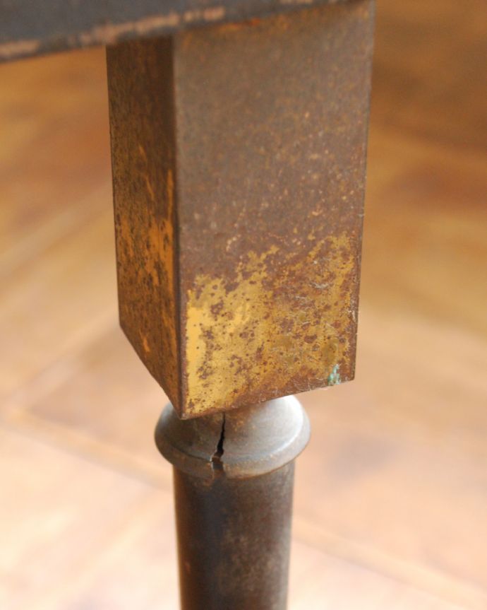 ロイドテーブル　アンティーク家具　ブラックアイアン×真鍮装飾がカッコイイ、英国アンティークネストテーブル（３台セット）。。(m-571-f)