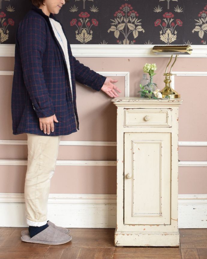 アンティークのキャビネット　アンティーク家具　風合いたっぷりなナイトテーブル、シャビーなアンティーク家具（ペディスタルカップボード）。とっても可愛いキャビネット。(m-574-f)