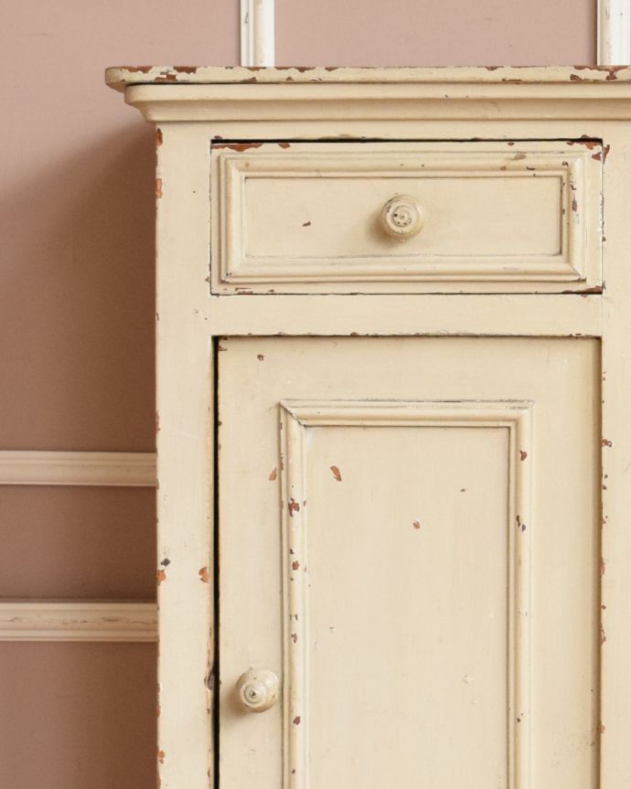 アンティークのキャビネット　アンティーク家具　風合いたっぷりなナイトテーブル、シャビーなアンティーク家具（ペディスタルカップボード）。人気のホワイトペイント！かすれ具合がオシャレです。(m-574-f)