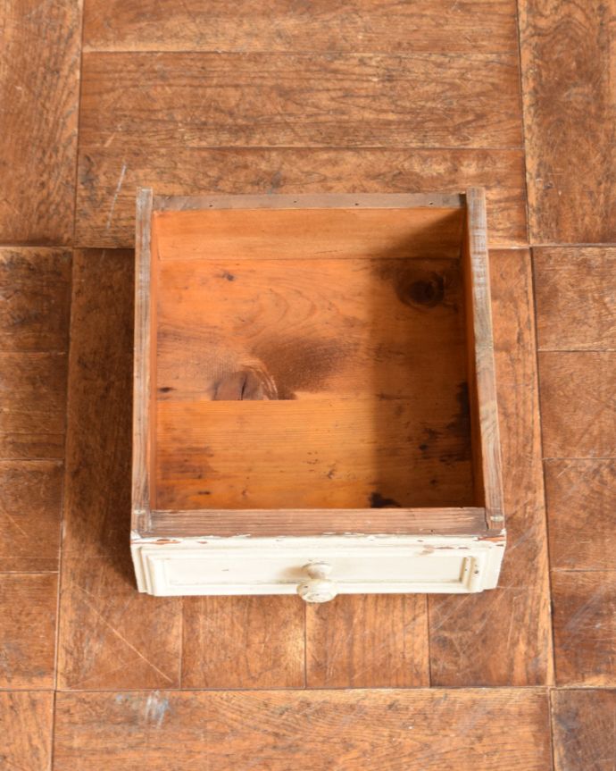 アンティークのキャビネット　アンティーク家具　風合いたっぷりなナイトテーブル、シャビーなアンティーク家具（ペディスタルカップボード）。引き出しもキレイに修復してありますので、細々したものを収納して下さい。(m-574-f)