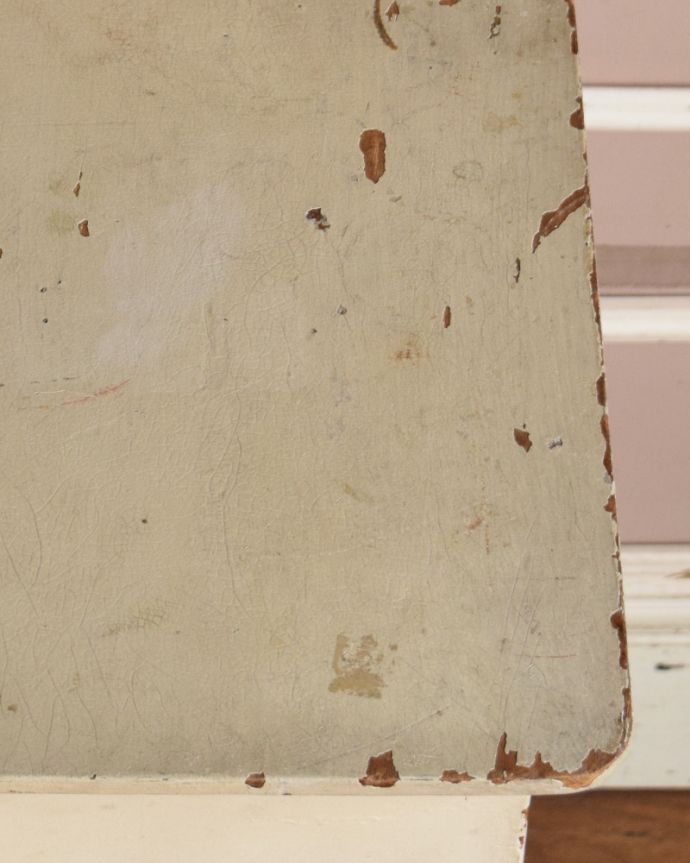 アンティークのキャビネット　アンティーク家具　風合いたっぷりなナイトテーブル、シャビーなアンティーク家具（ペディスタルカップボード）。角は丸く仕上がっているので、小さなお子さまがいるご家庭でも安心してお使いいただけます。(m-574-f)