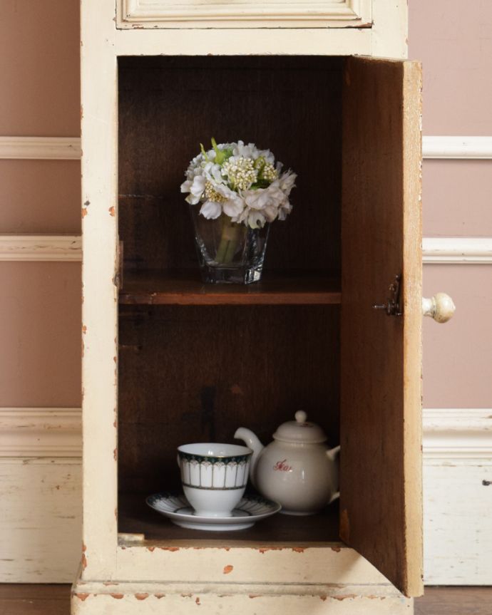 アンティークのキャビネット　アンティーク家具　風合いたっぷりなナイトテーブル、シャビーなアンティーク家具（ペディスタルカップボード）。２段に分かれているので整理しやすいです。(m-574-f)