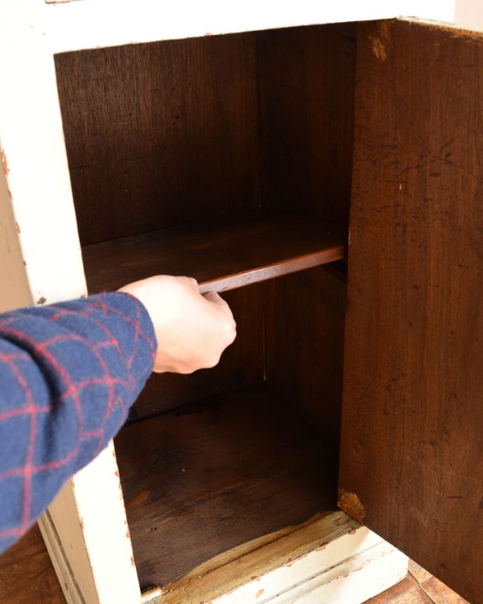 アンティークのキャビネット　アンティーク家具　風合いたっぷりなナイトテーブル、シャビーなアンティーク家具（ペディスタルカップボード）。棚板は可動です。(m-574-f)