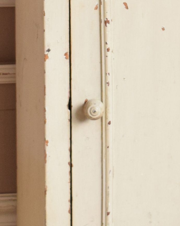 アンティークのキャビネット　アンティーク家具　風合いたっぷりなナイトテーブル、シャビーなアンティーク家具（ペディスタルカップボード）。風合いがいい感じの取っ手。(m-574-f)