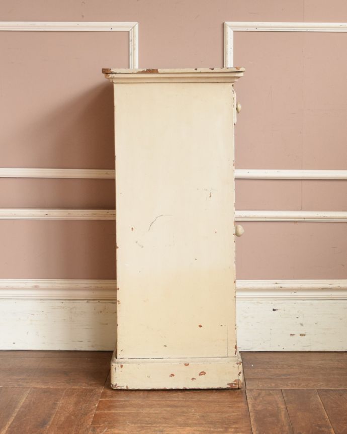 アンティークのキャビネット　アンティーク家具　風合いたっぷりなナイトテーブル、シャビーなアンティーク家具（ペディスタルカップボード）。サイドもきれいにペイントされています。(m-574-f)