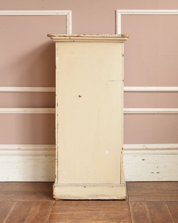 アンティークのキャビネット　アンティーク家具　風合いたっぷりなナイトテーブル、シャビーなアンティーク家具（ペディスタルカップボード）。アンティークは新品ではないので、もちろん経年変化によるキズはありますが、専門の職人が目立たないようキレイにお直しをしているので、後姿までキレイです。(m-574-f)