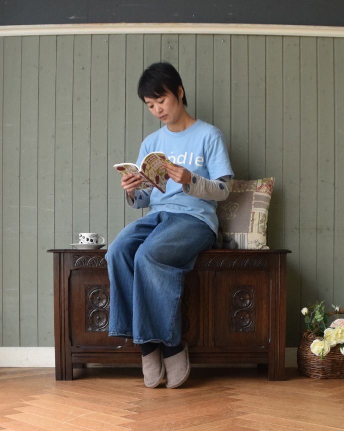 ブランケットボックス・収納ボックス　アンティーク家具　お花の彫りがたっぷり刻まれた、英国アンティークの木製コファ。玄関やダイニングにちょっと置けば、腰掛けるベンチとしても使えます。(m-577-f)