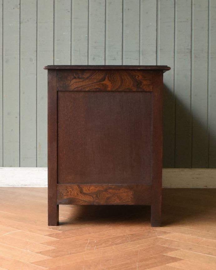 ブランケットボックス・収納ボックス　アンティーク家具　お花の彫りがたっぷり刻まれた、英国アンティークの木製コファ。サイドから見てもキレイです！どこから見てもかっこいいのでご安心くださいね。(m-577-f)
