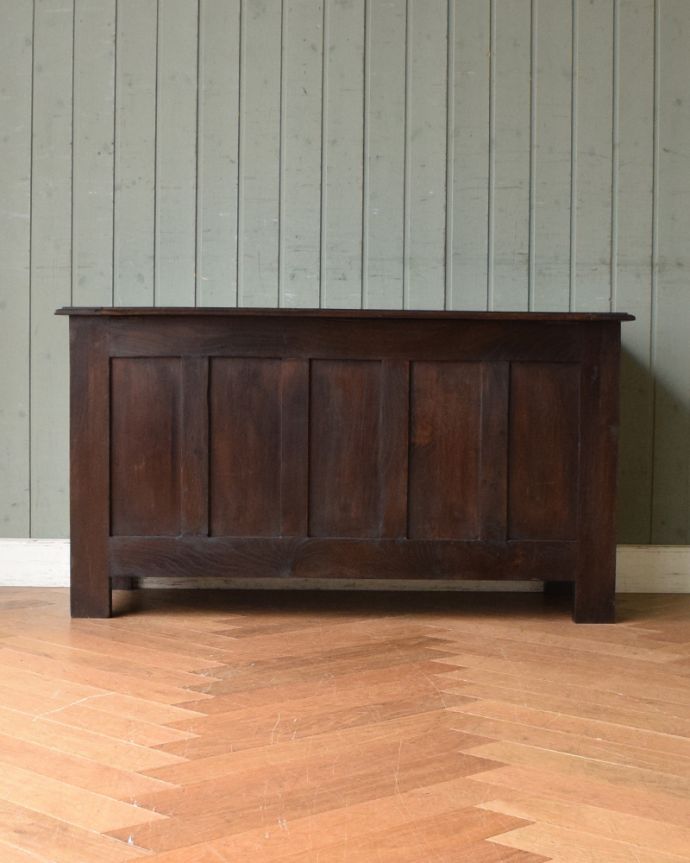 ブランケットボックス・収納ボックス　アンティーク家具　お花の彫りがたっぷり刻まれた、英国アンティークの木製コファ。アンティークは新品ではないので、もちろん経年変化によるキズはありますが、専門の職人が目立たないようキレイにお直しをしているので、後姿までキレイです。(m-577-f)