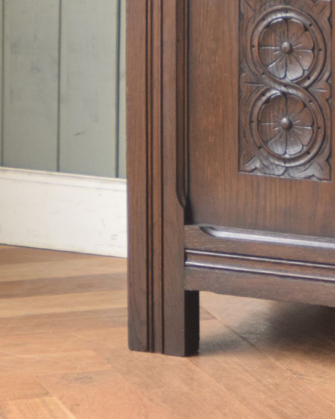 ブランケットボックス・収納ボックス　アンティーク家具　お花の彫りがたっぷり刻まれた、英国アンティークの木製コファ。丈夫な脚です。(m-577-f)