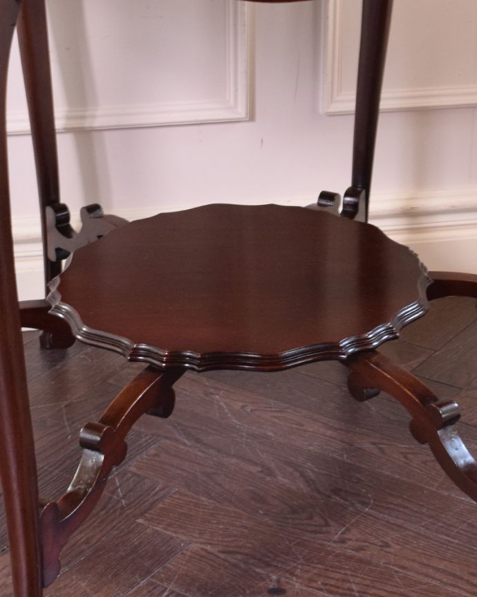 ロイドテーブル アンティーク家具 英国輸入のアンティーク家具、マホガニー材のラウンドテーブル(ティーテーブル)。脚元の物置きは、雑誌や新聞などを置いておくのにとっても便利!。(m-578-f)