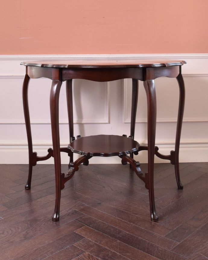 ロイドテーブル アンティーク家具 英国輸入のアンティーク家具、マホガニー材のラウンドテーブル(ティーテーブル)。細くて繊細なラインが美しい脚。(m-578-f)