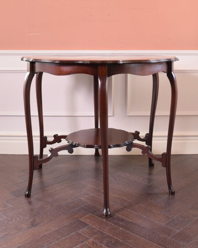 ロイドテーブル アンティーク家具 英国輸入のアンティーク家具、マホガニー材のラウンドテーブル(ティーテーブル)。アンティークは新品ではないので、もちろん経年変化によるキズはありますが、専門の職人が目立たないようキレイにお直しをしているので、後姿までキレイです。(m-578-f)