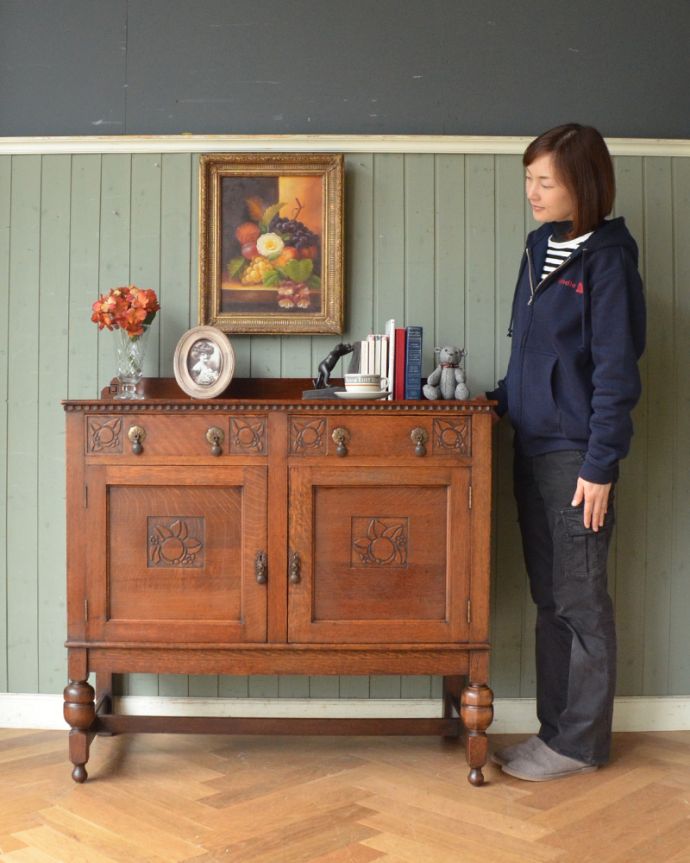 サイドボード　アンティーク家具　絵柄を刻んだサイドボード、英国のアンティーク家具。ジャーのような家電を置いても雰囲気が崩れないところがさすがです。(m-582-f)