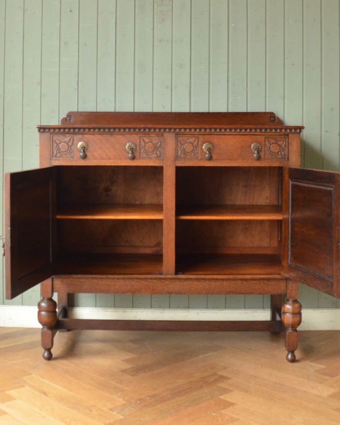 サイドボード　アンティーク家具　絵柄を刻んだサイドボード、英国のアンティーク家具。扉の奥には見せたくないものを収納できます！生活感のあるものは、引き出しと扉の奥に何でも収納しちゃいましょう。(m-582-f)