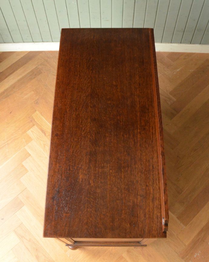 サイドボード　アンティーク家具　絵柄を刻んだサイドボード、英国のアンティーク家具。天板もピカピカにお直ししました。(m-582-f)