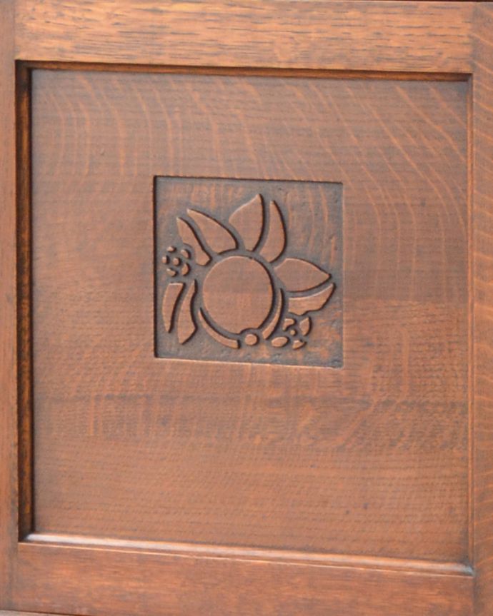 サイドボード　アンティーク家具　絵柄を刻んだサイドボード、英国のアンティーク家具。風格と品があるので、リビングはもちろん、和室や書斎、客間にも最適。(m-582-f)