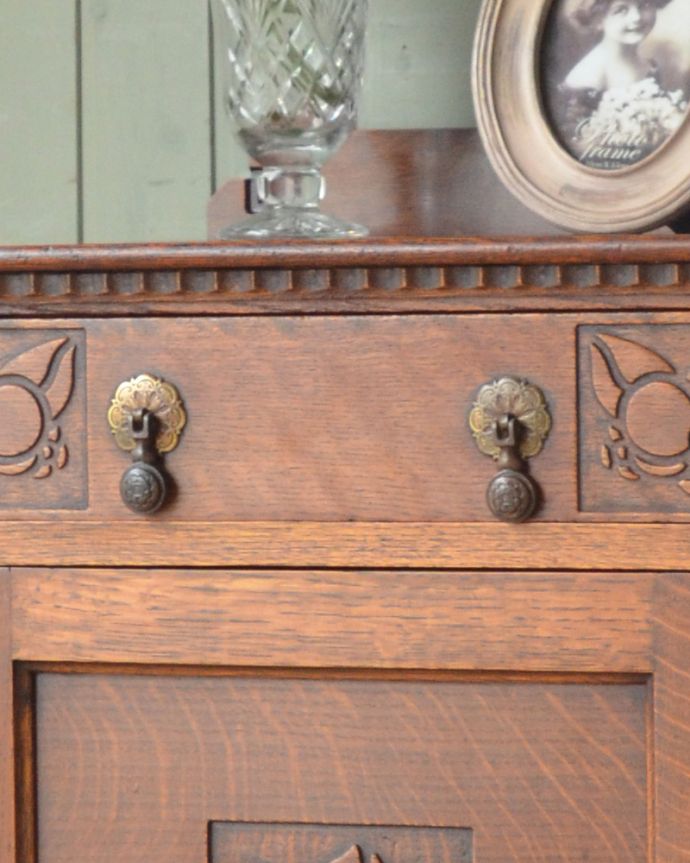 サイドボード　アンティーク家具　絵柄を刻んだサイドボード、英国のアンティーク家具。引き出しの取っ手です。(m-582-f)
