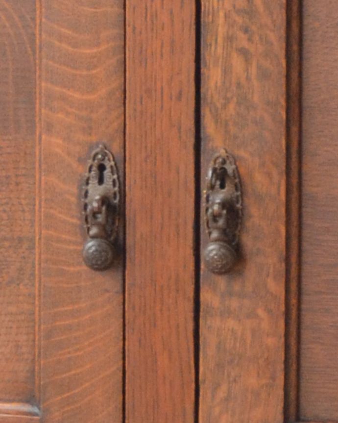 サイドボード　アンティーク家具　絵柄を刻んだサイドボード、英国のアンティーク家具。引き出しと扉の取っ手はおそろいです。(m-582-f)