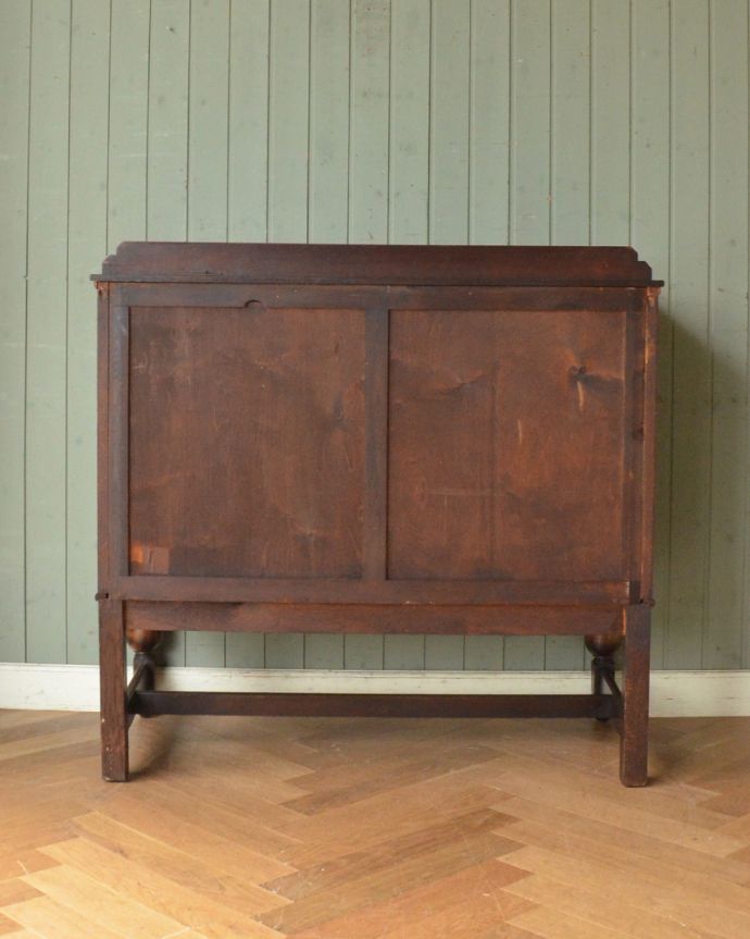 サイドボード　アンティーク家具　絵柄を刻んだサイドボード、英国のアンティーク家具。アンティークは新品ではないので、もちろん経年変化によるキズはありますが、専門の職人が目立たないようキレイにお直しをしているので、後姿までキレイです。(m-582-f)