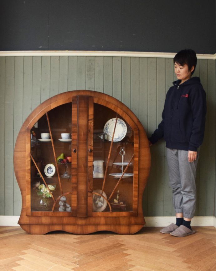 アンティークのキャビネット アンティーク家具 美しいガラス扉のディスプレイキャビネット、アンティークの英国家具。ショーケースのように、お気に入りの雑貨や食器を並べてみましょう。(m-583-f)