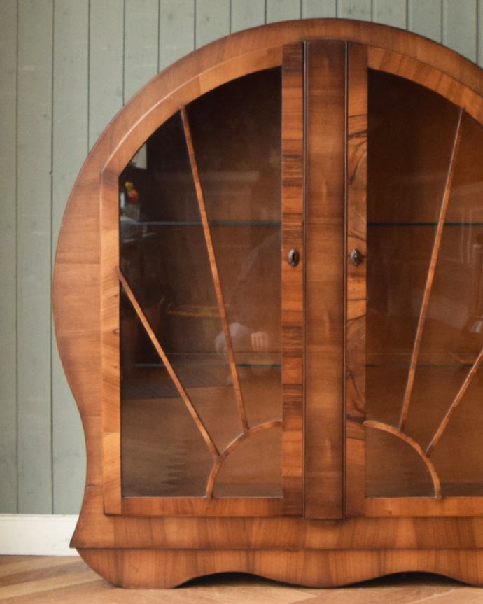 アンティークのキャビネット アンティーク家具 美しいガラス扉のディスプレイキャビネット、アンティークの英国家具。どんなものを飾っても、素敵に見えてしまうキャビネット。(m-583-f)