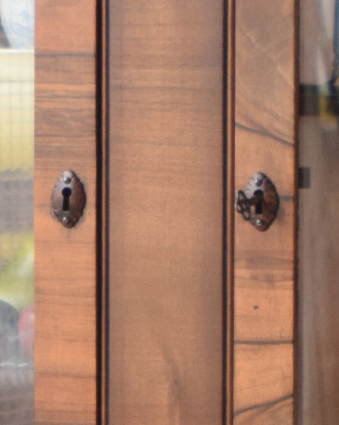 アンティークのキャビネット アンティーク家具 美しいガラス扉のディスプレイキャビネット、アンティークの英国家具。鍵を取っ手のように引っ掛けて開閉します。(m-583-f)