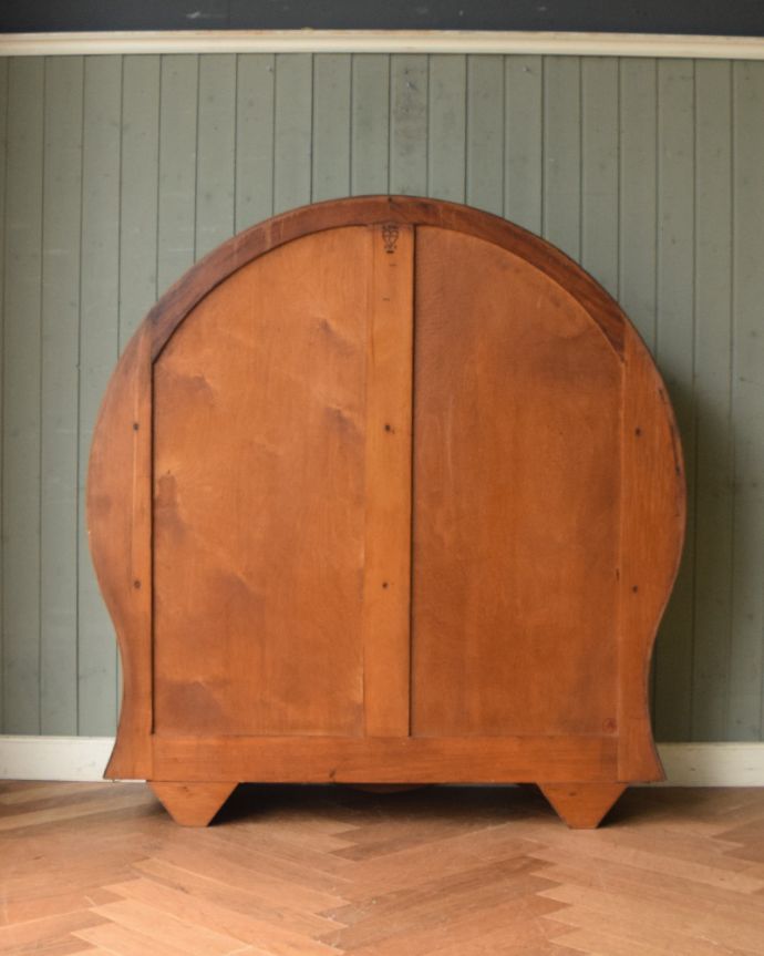 アンティークのキャビネット アンティーク家具 美しいガラス扉のディスプレイキャビネット、アンティークの英国家具。アンティークは新品ではないので、もちろん経年変化によるキズはありますが、専門の職人が目立たないようキレイにお直しをしているので、後姿までキレイです。(m-583-f)