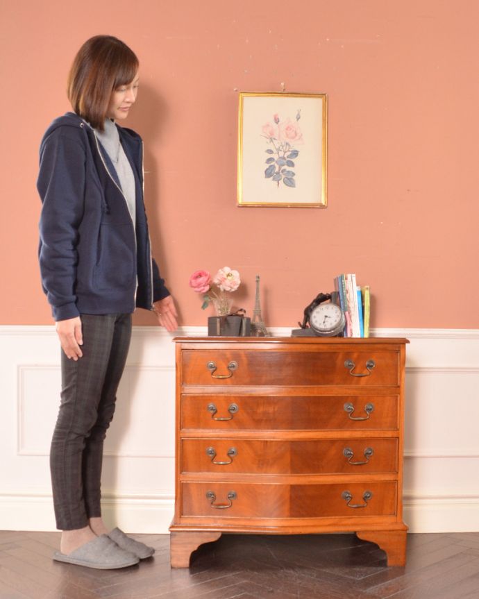 アンティークのチェスト　アンティーク家具　艶やかな４段チェスト、木目の美しいアンティーク英国家具。高級感があって女性らしい優しいシルエット。(m-584-f)