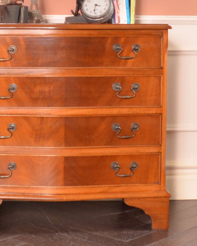アンティークのチェスト　アンティーク家具　艶やかな４段チェスト、木目の美しいアンティーク英国家具。品のある色合いと木目です。(m-584-f)