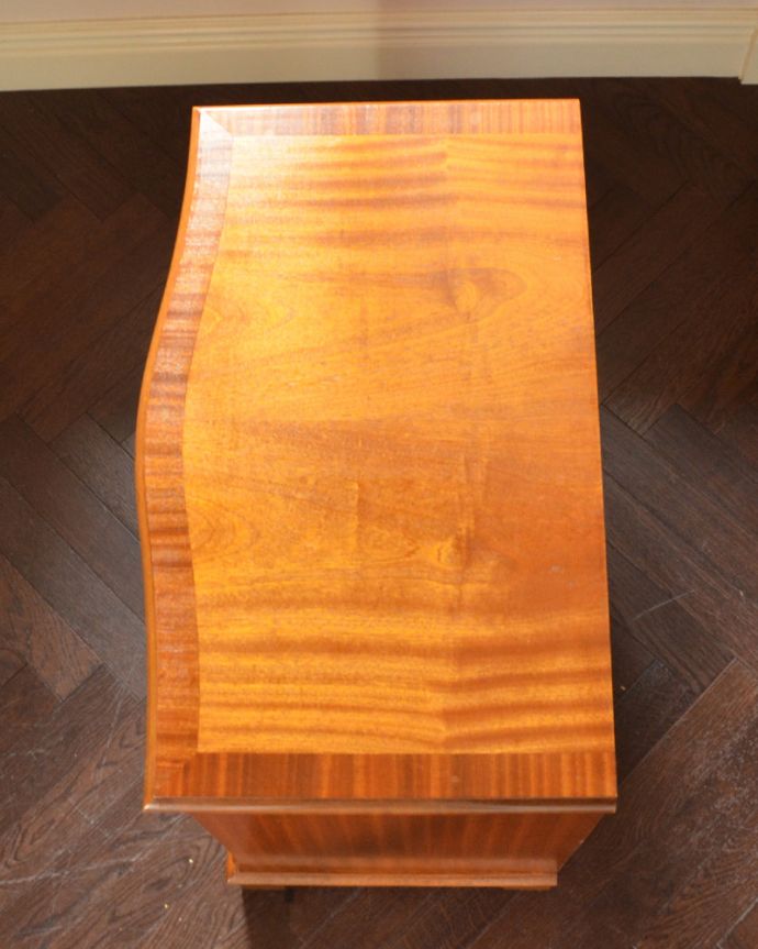 アンティークのチェスト　アンティーク家具　艶やかな４段チェスト、木目の美しいアンティーク英国家具。天板も木目がキレイです。(m-584-f)