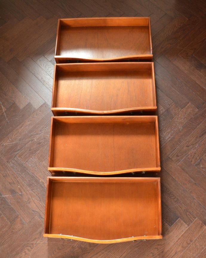 アンティークのチェスト　アンティーク家具　艶やかな４段チェスト、木目の美しいアンティーク英国家具。引き出しは４杯。(m-584-f)