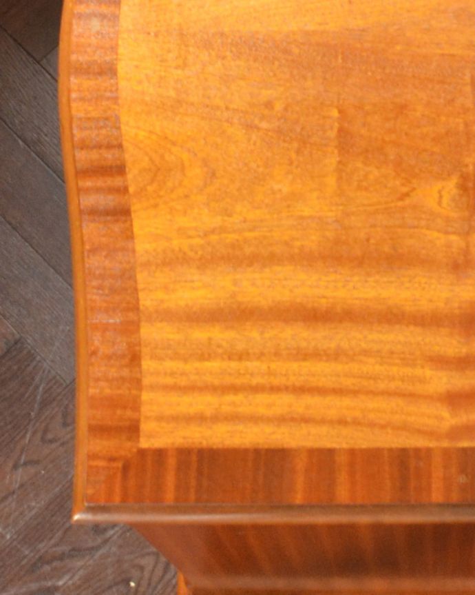 アンティークのチェスト　アンティーク家具　艶やかな４段チェスト、木目の美しいアンティーク英国家具。艶の美しいボディは、どこから見てもキラキラと輝いているようです。(m-584-f)