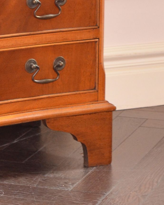 アンティークのチェスト　アンティーク家具　艶やかな４段チェスト、木目の美しいアンティーク英国家具。しっかりチェストを支えます。(m-584-f)